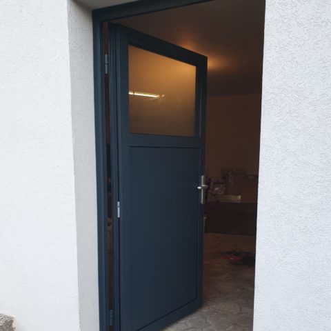 Porte d’entrée en aluminium isolée accès garage à REININGUE