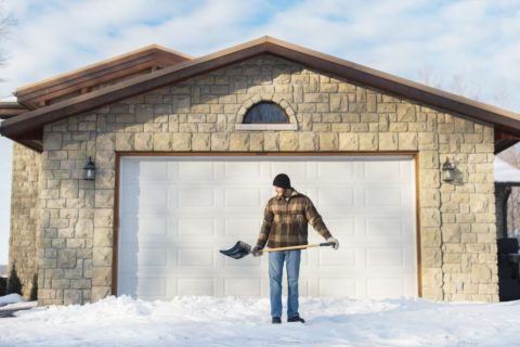 Comment entretenir sa porte de garage pour l’hiver ?